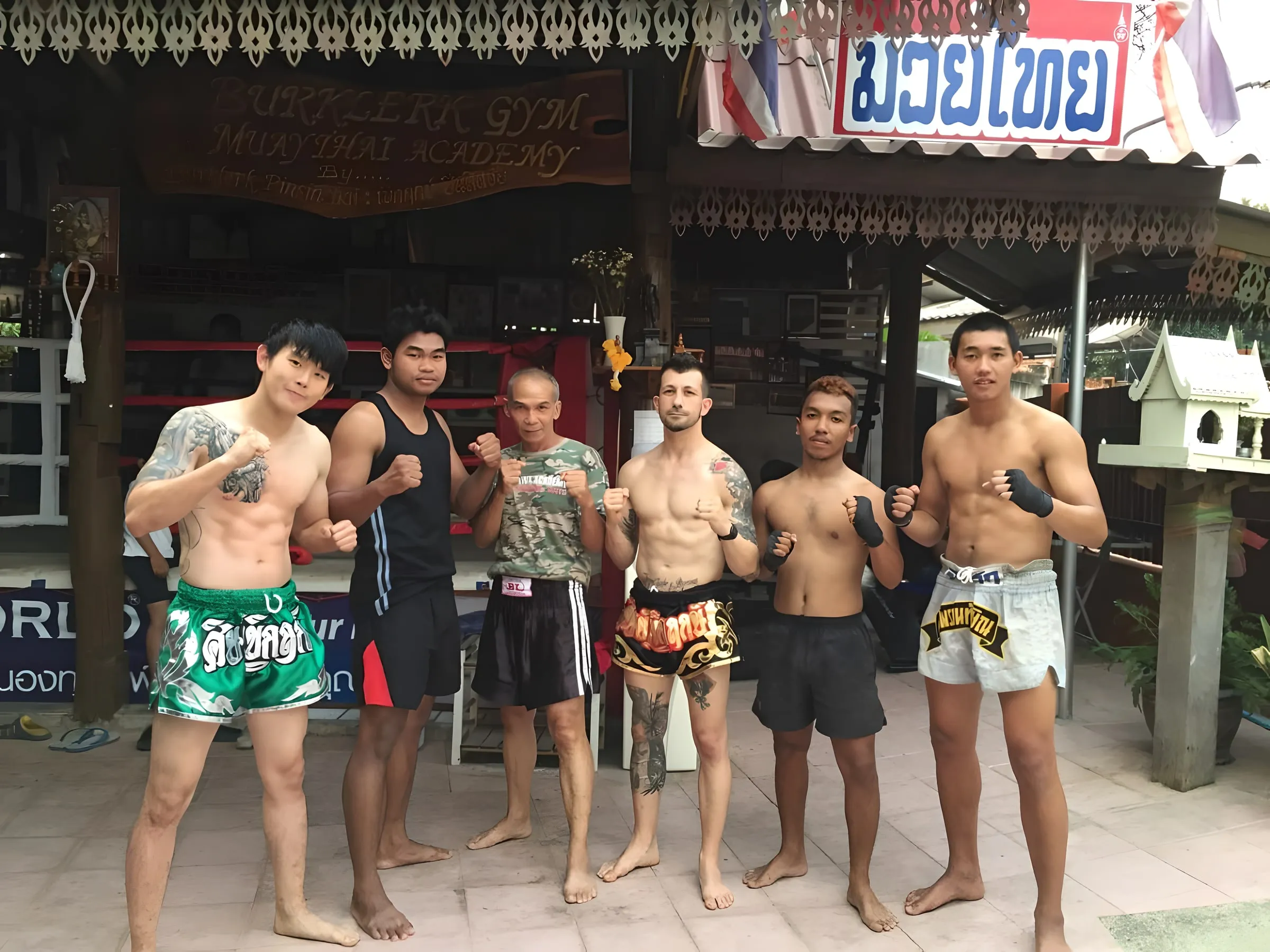 Equipo en un campo de entrenamiento tailandés
